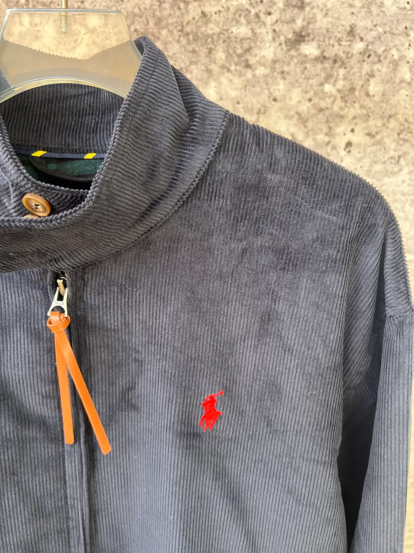 P330 Ralph Lauren autumn old-money style unisex Harrington corduroy jacket. The upper body of major celebrities and Internet celebrities is the same. The short and wide version of the corduroy fabric upper body is soft and comfortable. The inner plaid fabric is made of customized rental accessories and fine workmanship.